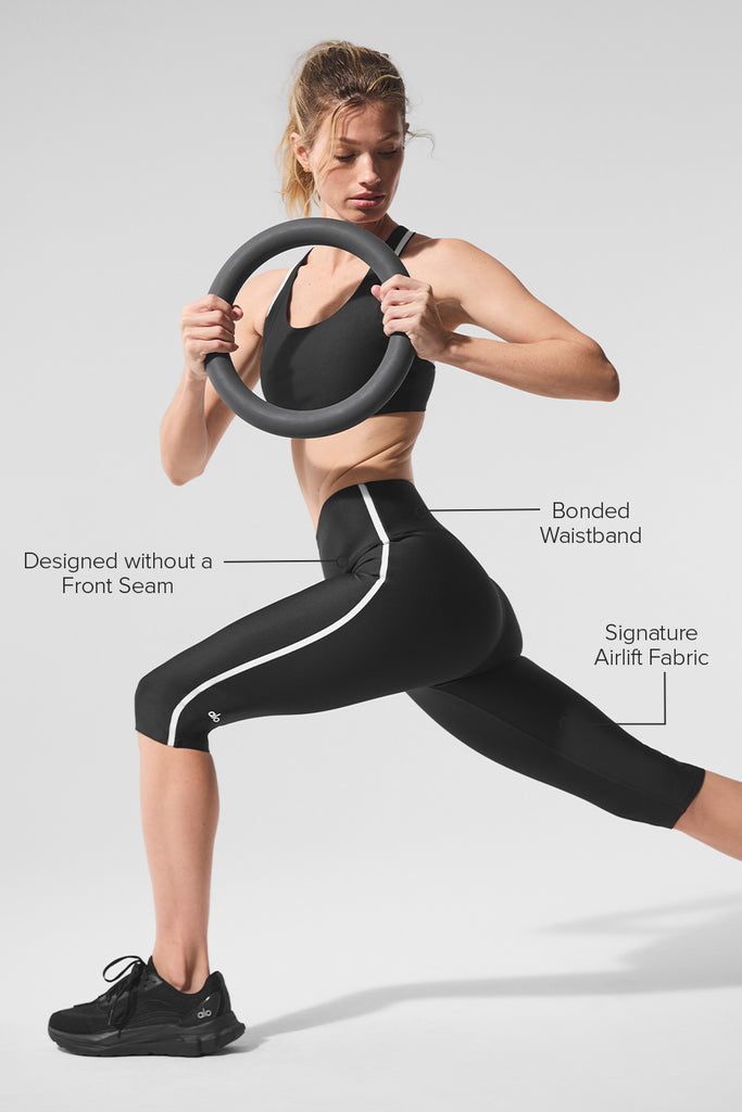 alo YOGA AIRLIFT SUPER SLEEK カプリ+ブラ Airlift High-Waist Super Sleek Contrast Capri - Black/White | ALO