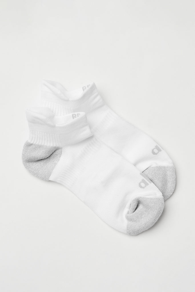 Women's Performance Tab Sock - White/Dove Grey | Alo Yoga
