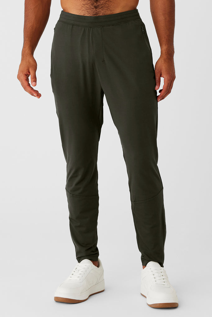 Conquer React Performance Pant - Stealth Green | Alo Yoga