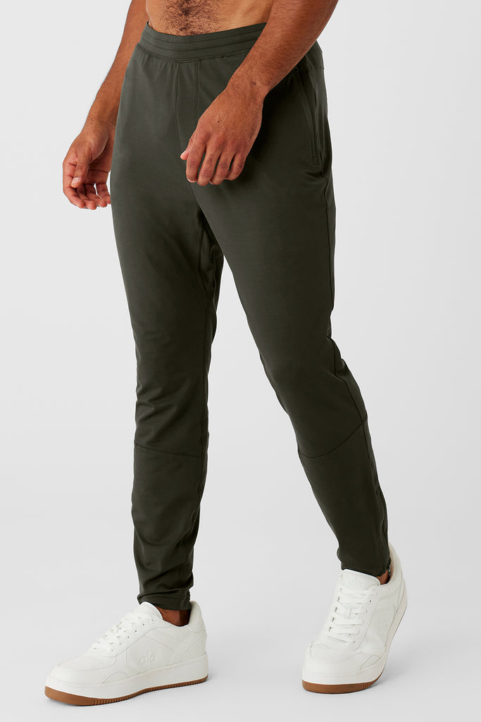 Conquer React Performance Pant - Stealth Green | Alo Yoga